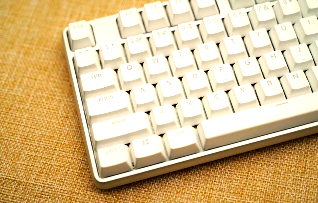 悦米机械键盘 pro:红轴与细节的完美结合