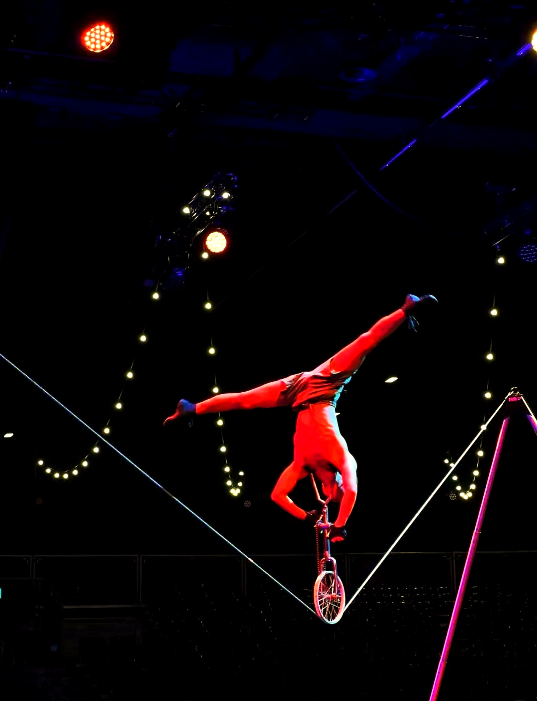 自贡杂技《软钢丝》闪耀瑞士:从挑战到荣耀