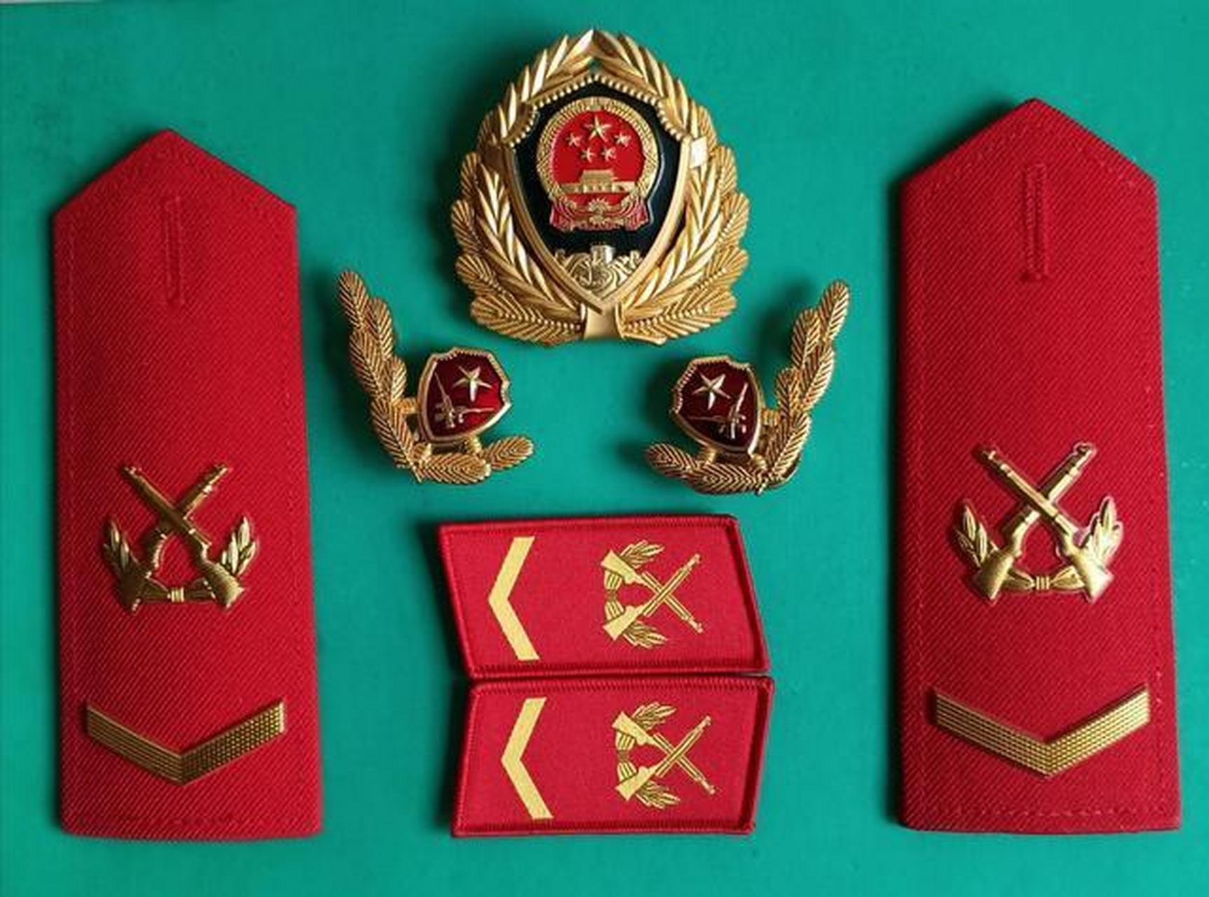 武警的红肩章一直都看不习惯,红配绿,说实话怎么看都有点土土的感觉