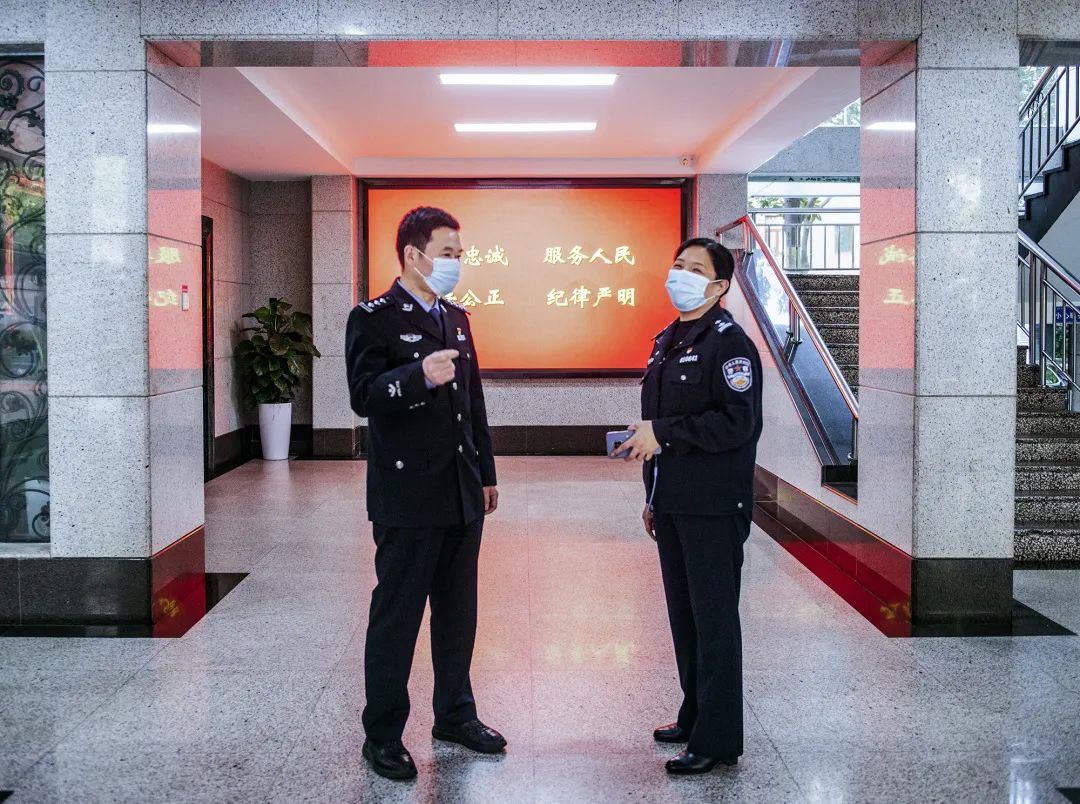 图说警事 有一种爱叫并肩作战