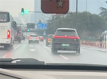 一新能源车蛇形走位遭举报！网友一对账发现是惯犯 刚被交警处罚过