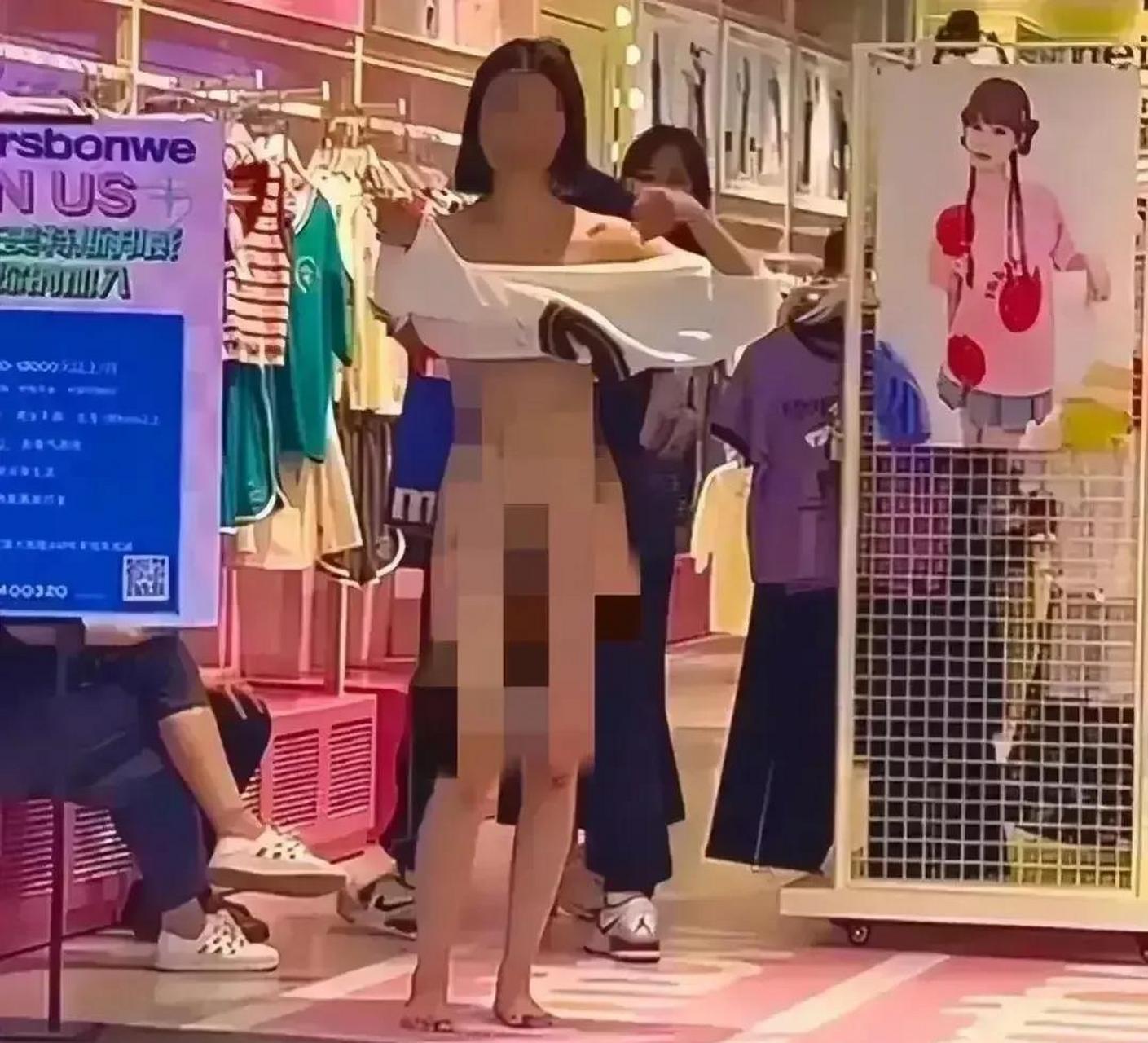 女孩子裸体在大街上行走,用这种行为来报复男朋友,只能说是自己太傻.