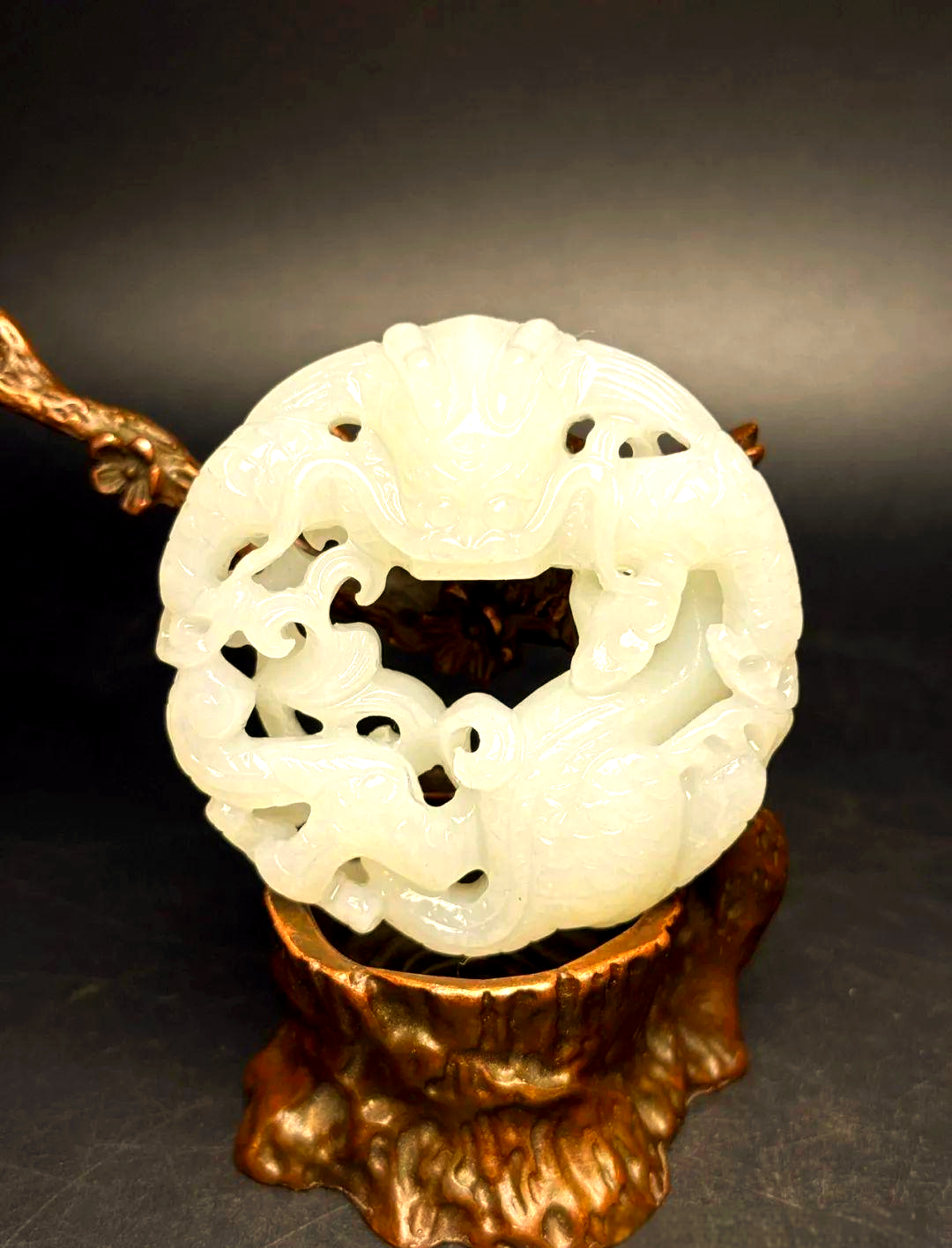 清代乾隆皇帝钟爱的羊脂白玉龙佩饰