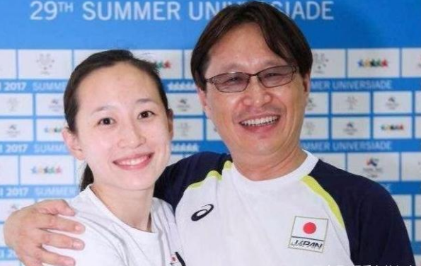 日本游泳世界冠军濑户大也吃野食,为何华裔妻子与他一道起道歉?