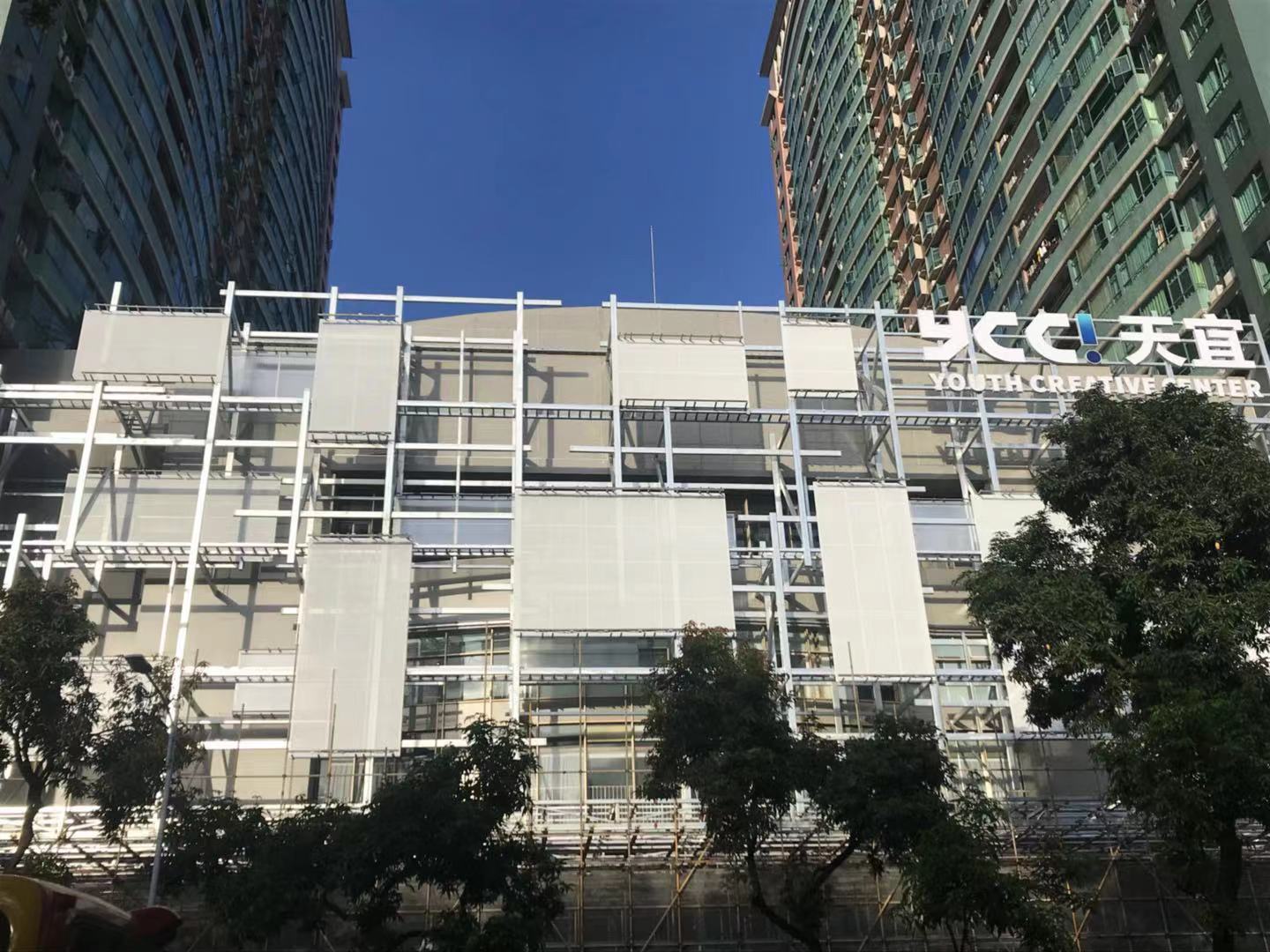 ycc天宜外墙仍在装修.(图片拍摄:吴容)