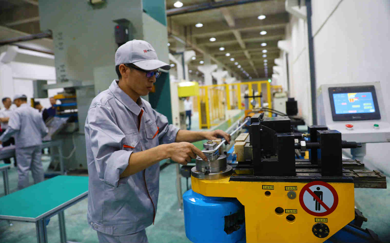 "箱"遇水城——水城经开区建设中国第一条高标准铝行李箱生产线小记