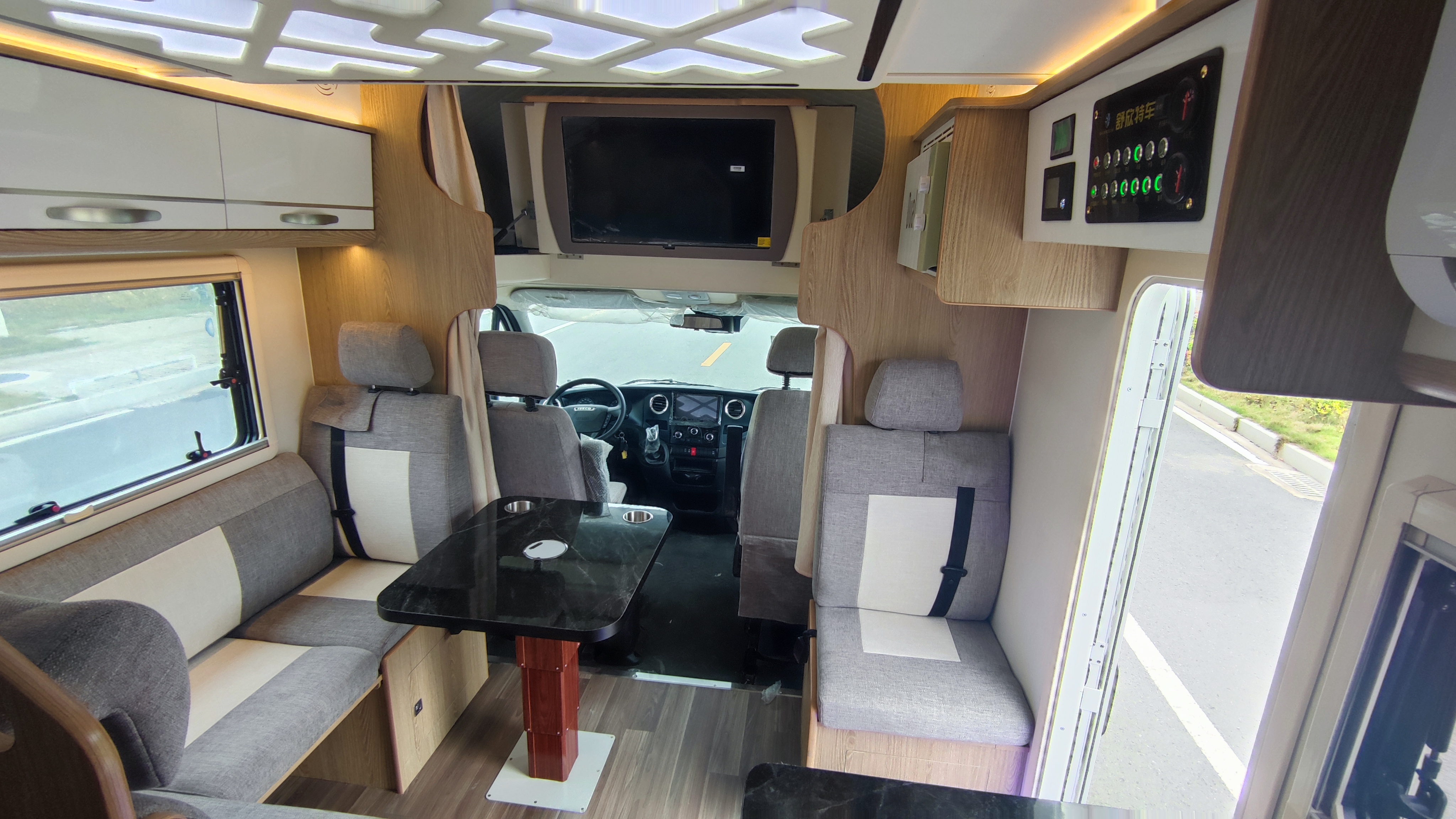 6.23郑州房车展——舒欣依维柯c型房车,一半山河,一半烟火!
