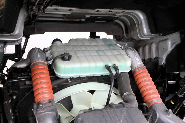 货车更换膨胀水箱,怎么换