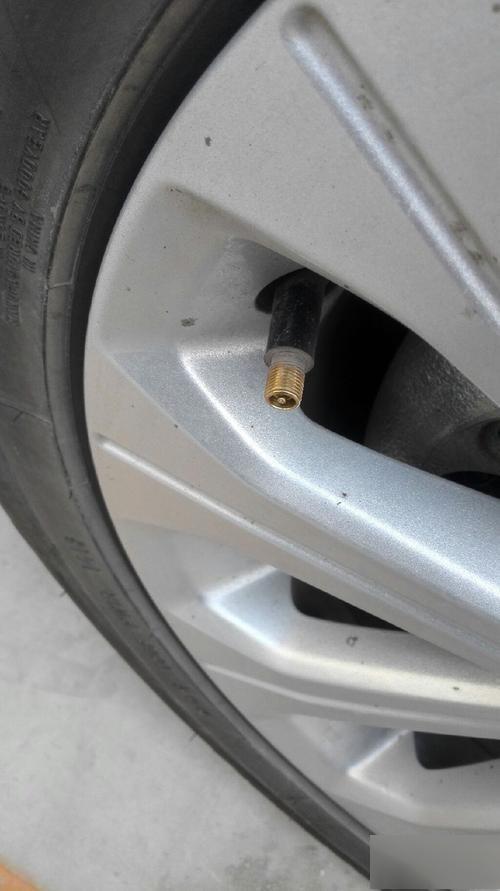 汽车轮胎的气嘴帽需要拧到什么程度?