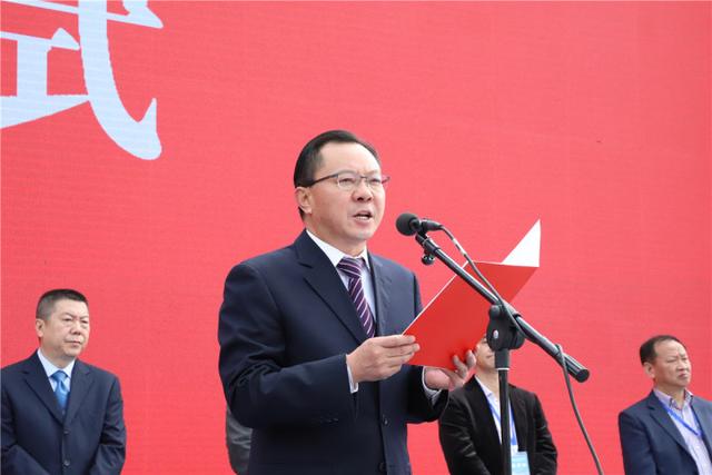 唐开荣指出,近年来,面对经济"断崖式"下跌的严峻形势,面对产业结构单
