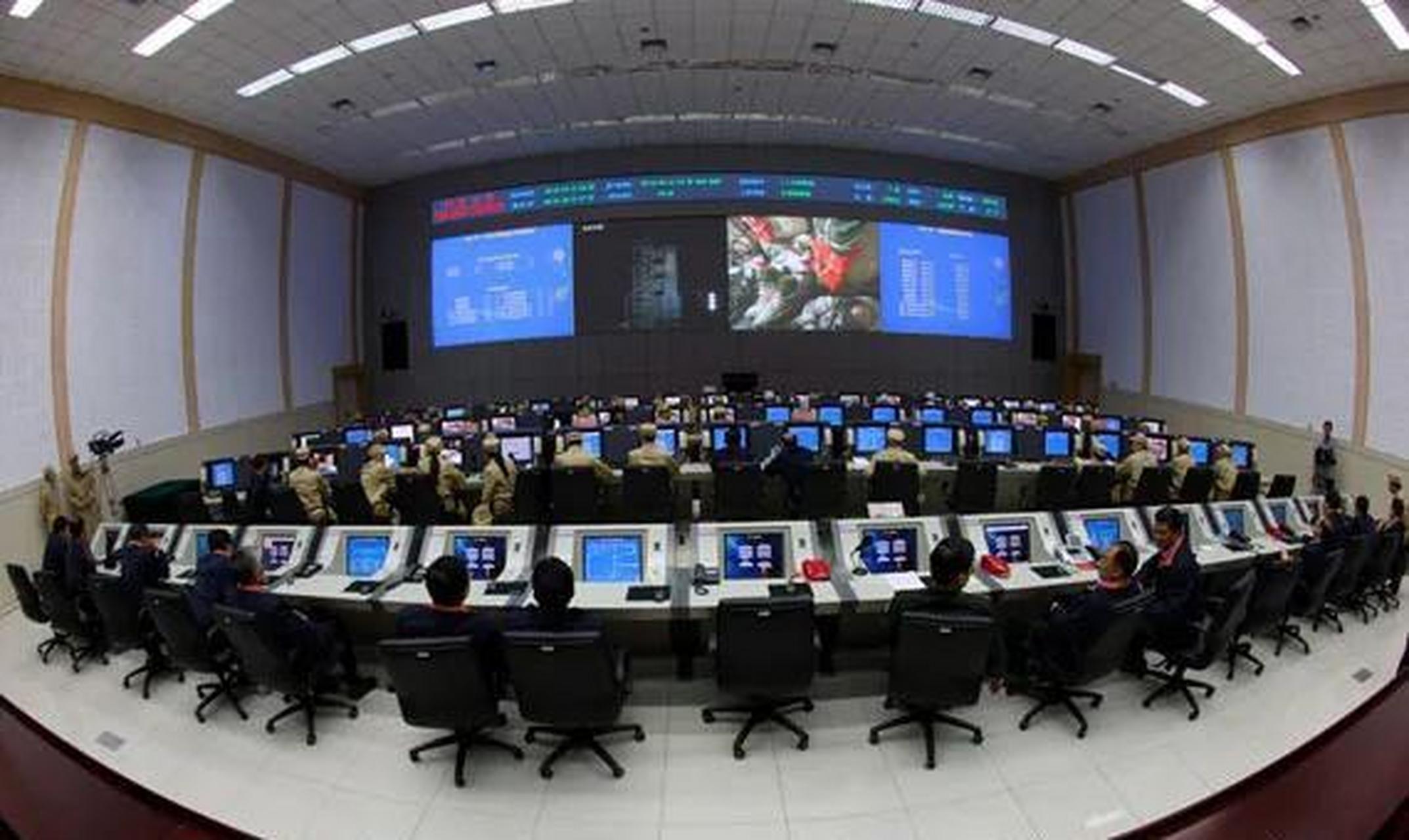 1717图1~图3为中美俄三国航天发射指挥中心场景,图4是马斯克的"