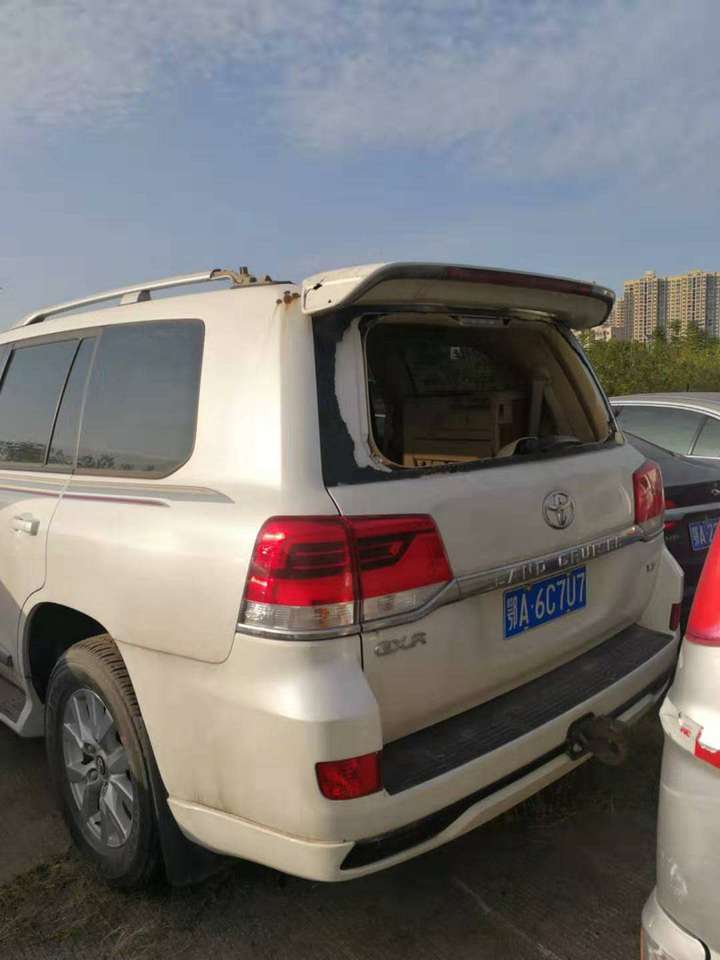 武汉市拍卖一辆鄂a牌丰田陆地巡洋舰,起拍价20万,成交价60万