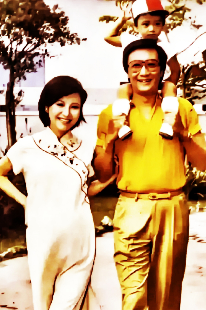 1980年代谢贤抱着儿子谢霆锋和妻子狄波拉的照片