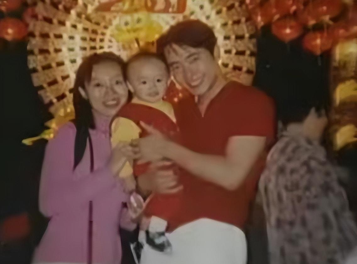 52岁"康祈耀"彭新智的全家福,妻子相貌平凡,儿子比康枝子还大