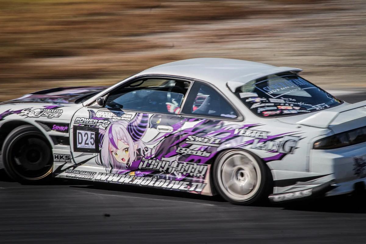 jdm元素满满的日产风度a33,痛车设计师的座驾是什么样子?