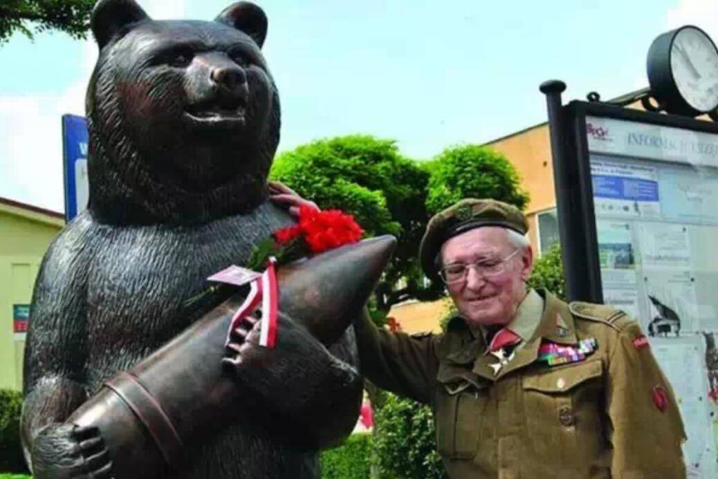世界上唯一被授军衔的熊,上过二战战场,还抽烟,喝酒,扛炮弹