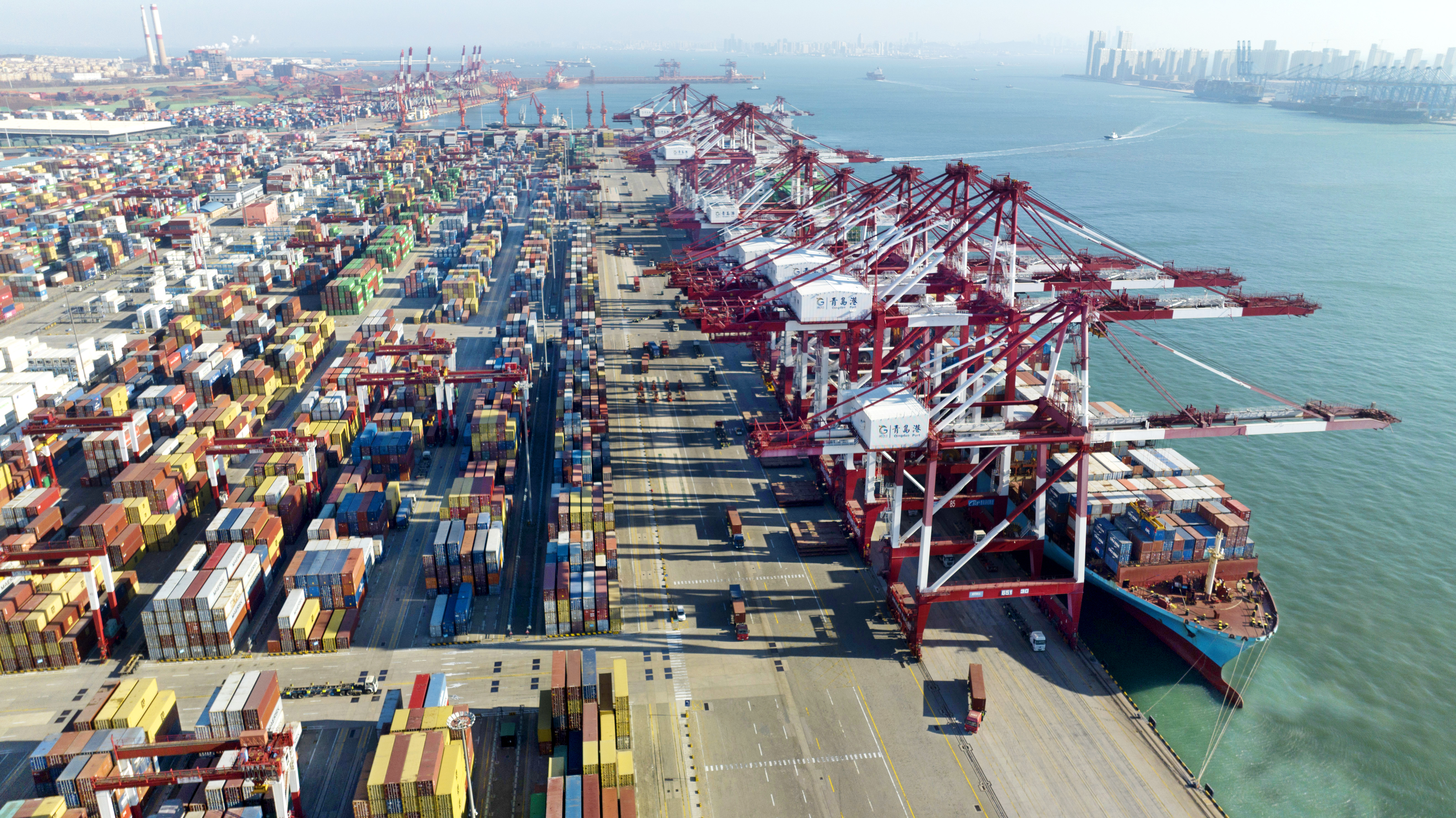 山东港口青岛港:大干迎新春 力夺"开门红"