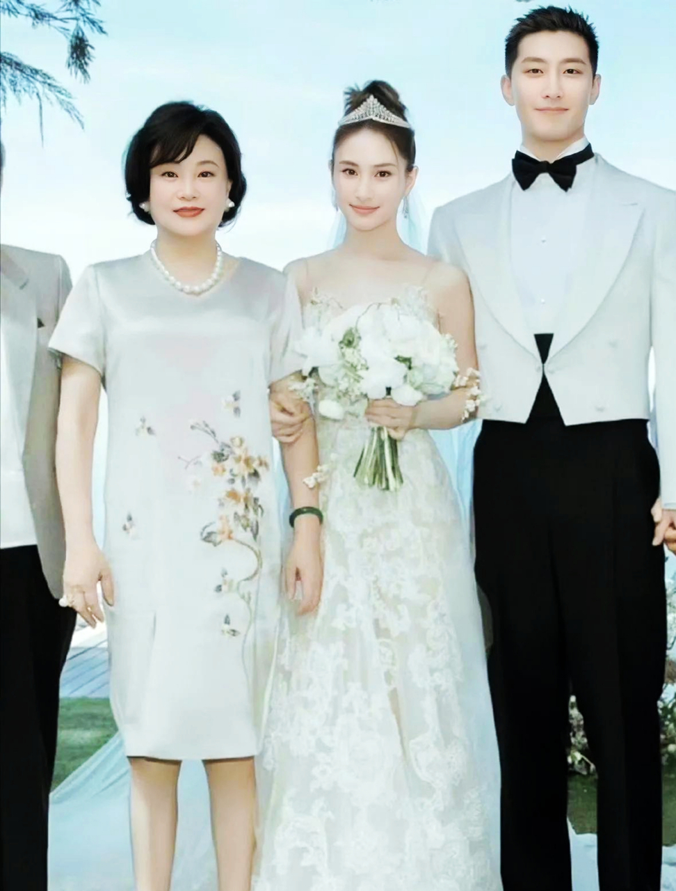 在窦骁和何超莲的婚礼现场拍摄的一张全家福照片中,何超莲妈妈陈婉珍
