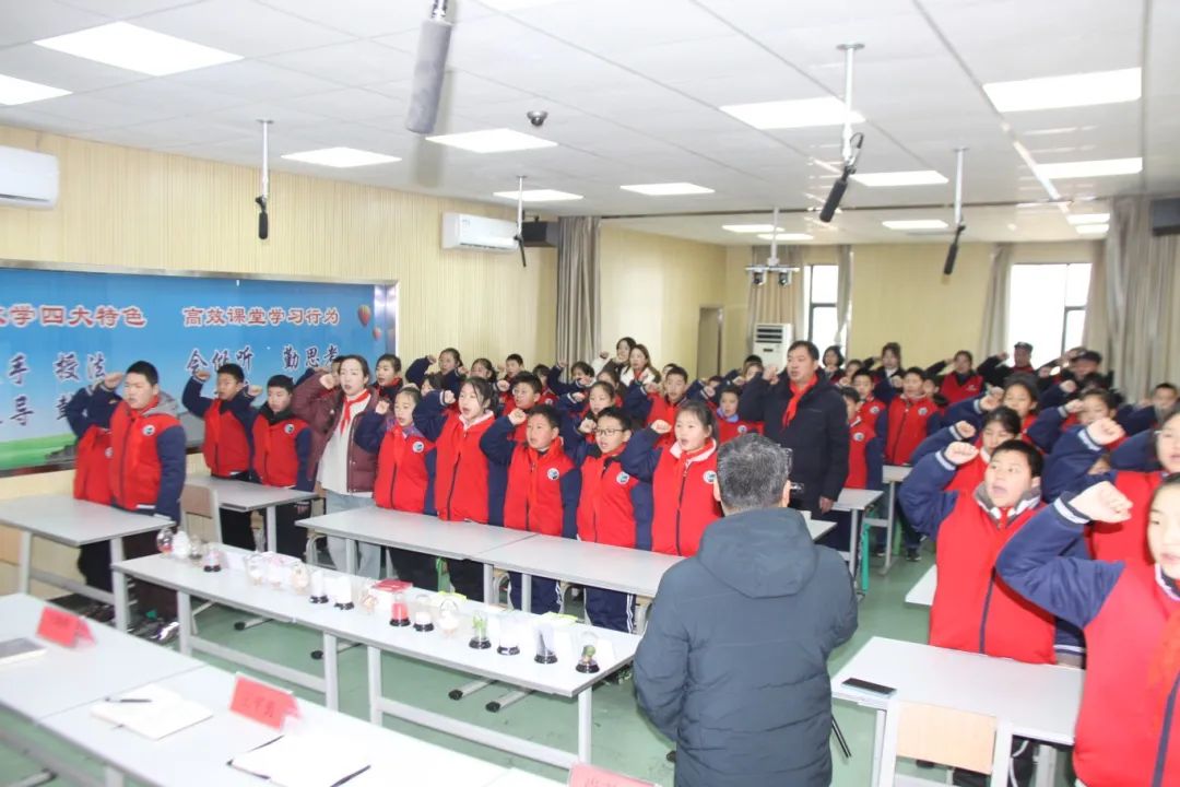 日,谷城县公安局禁毒大队民警,城关派出所驻校民警走进谷城县实验小学