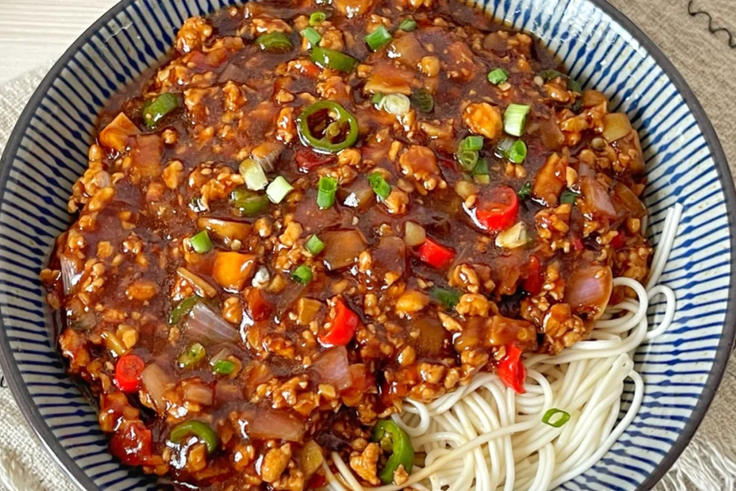 美餐一顿:香菇肉酱面 柠檬虾!