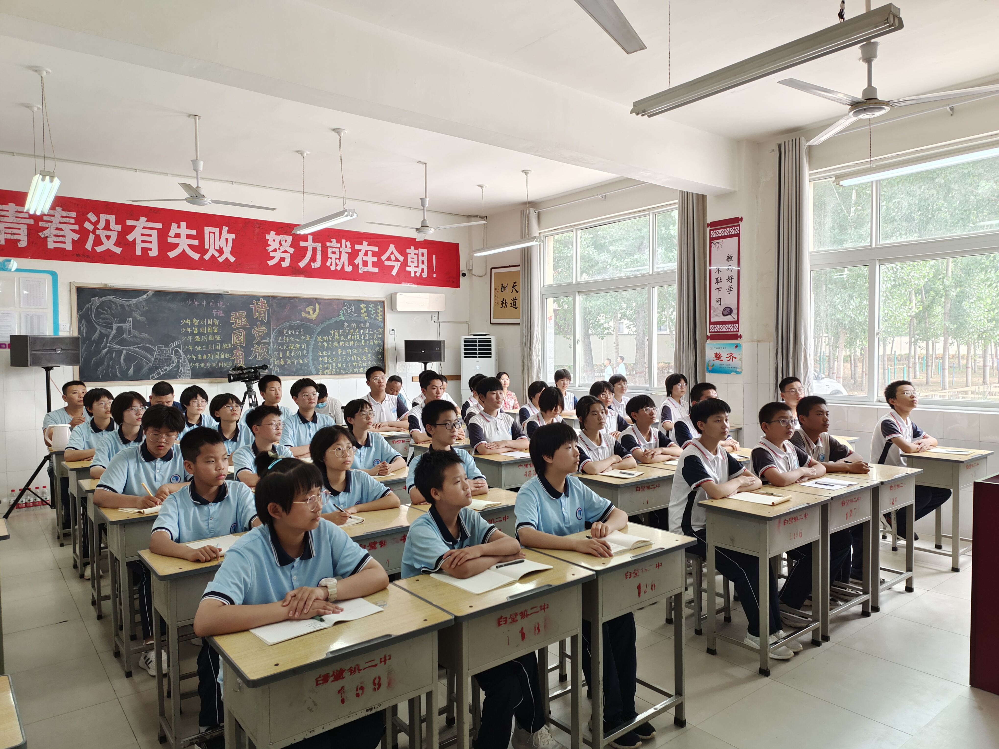 安阳县委常委,宣传部部长副县长安小丽为白璧镇二中师生上思政课