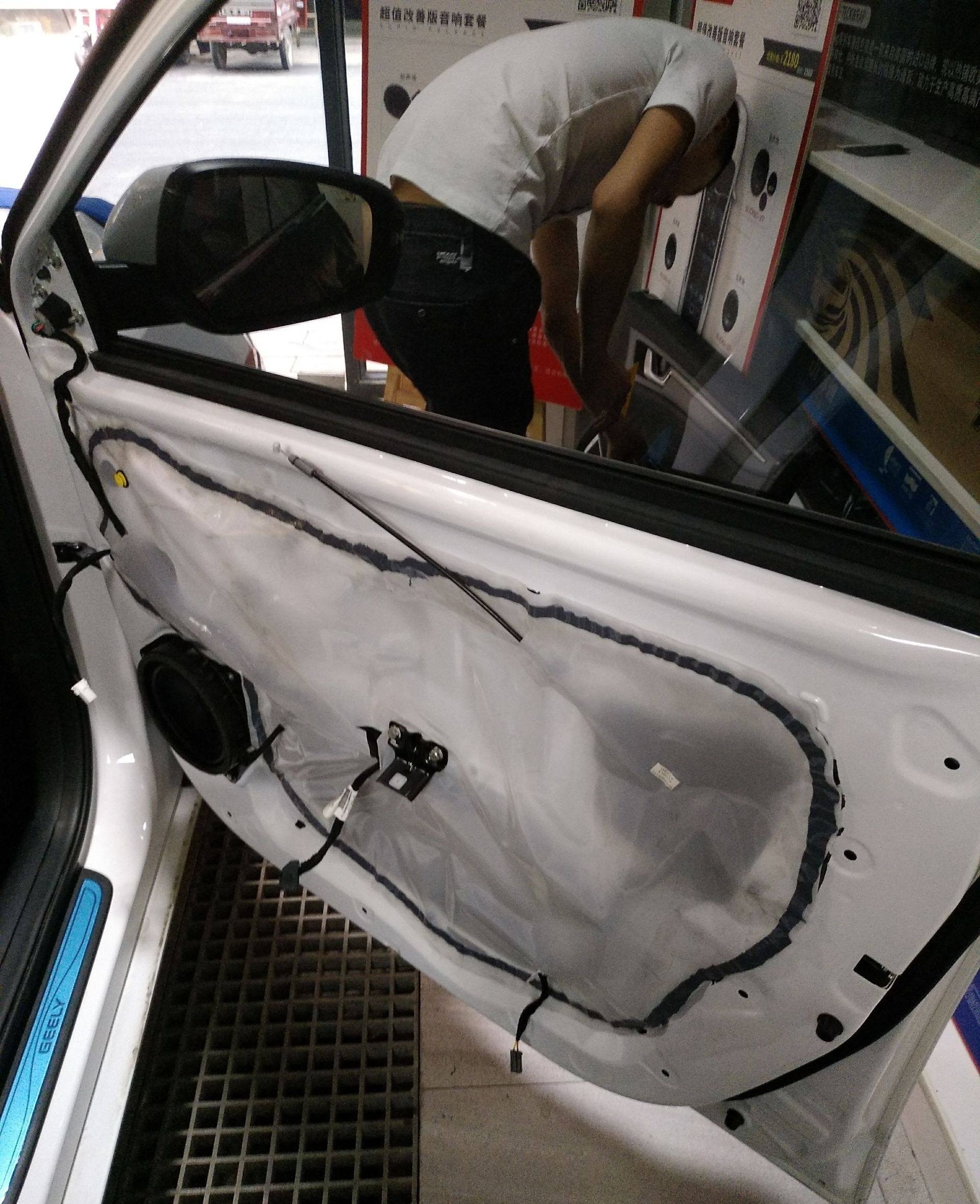 车门拆卸:首先,定位到车门的边缘,使用螺丝刀旋松并取下车门上的螺丝