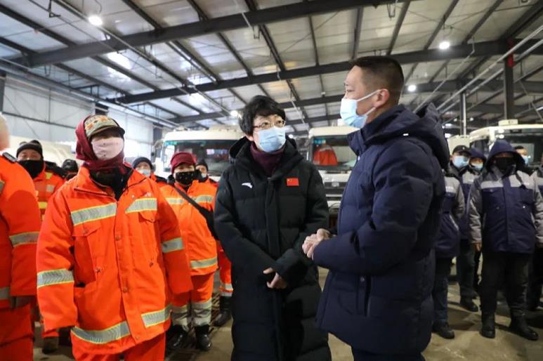 平房区委书记闫红蕾元旦期间走访慰问并开展市场安全检查