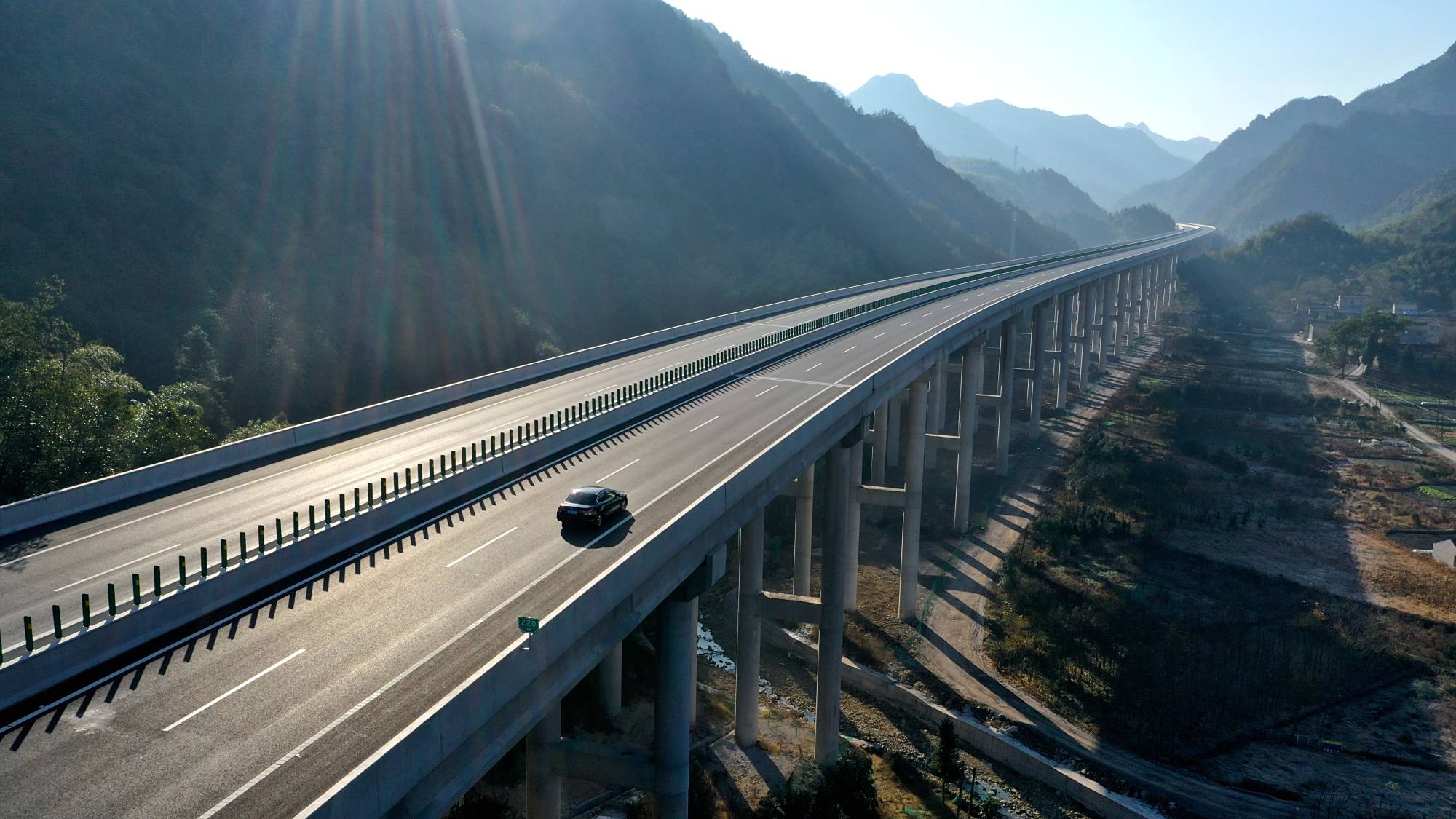 浙江台州:最美高速全线通车 云雾缭绕宛如仙境