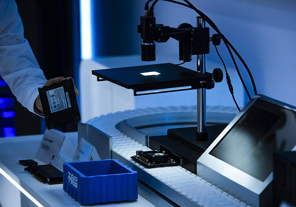 「图集」无人物流车,vr乒乓球,鼻咽拭子采样机器人:酷炫"黑科技"亮相