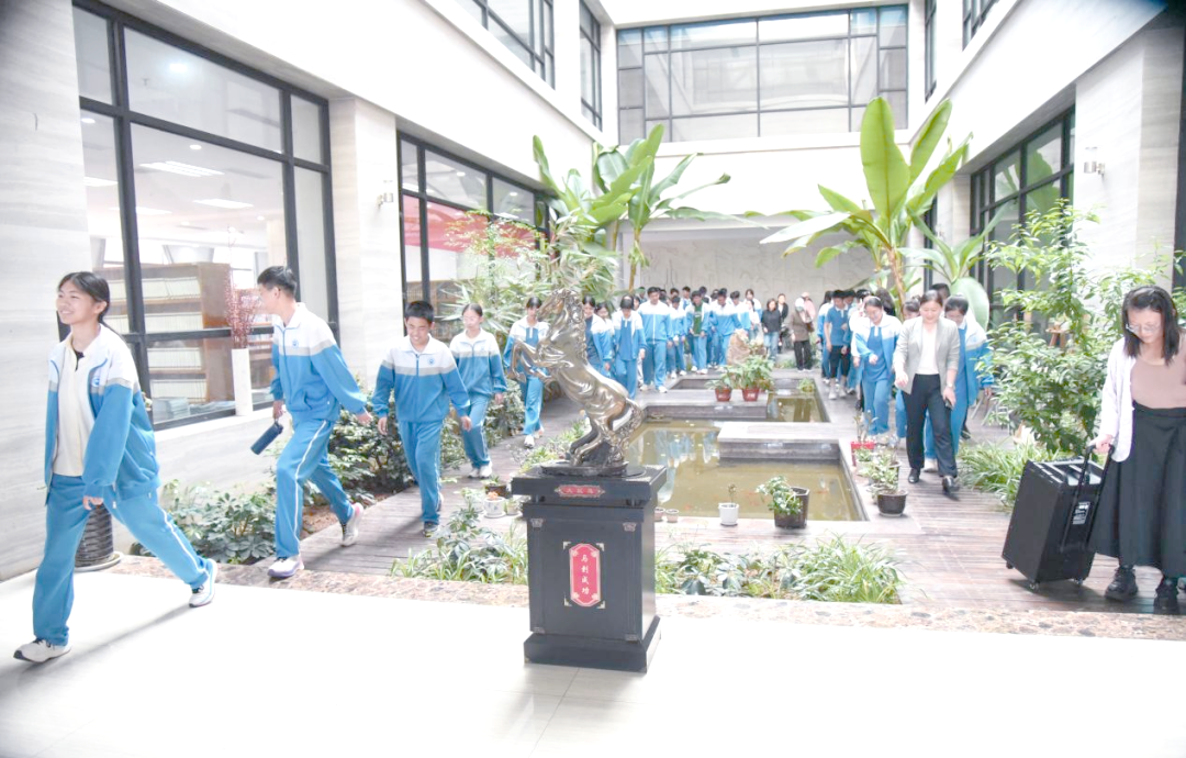 九年级学生探访枣庄三中,体验高中生活之美
