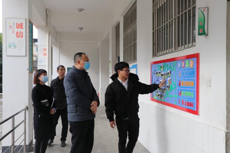 江油市教育和体育局局长陈远乐深入学校调研乡村教育工作