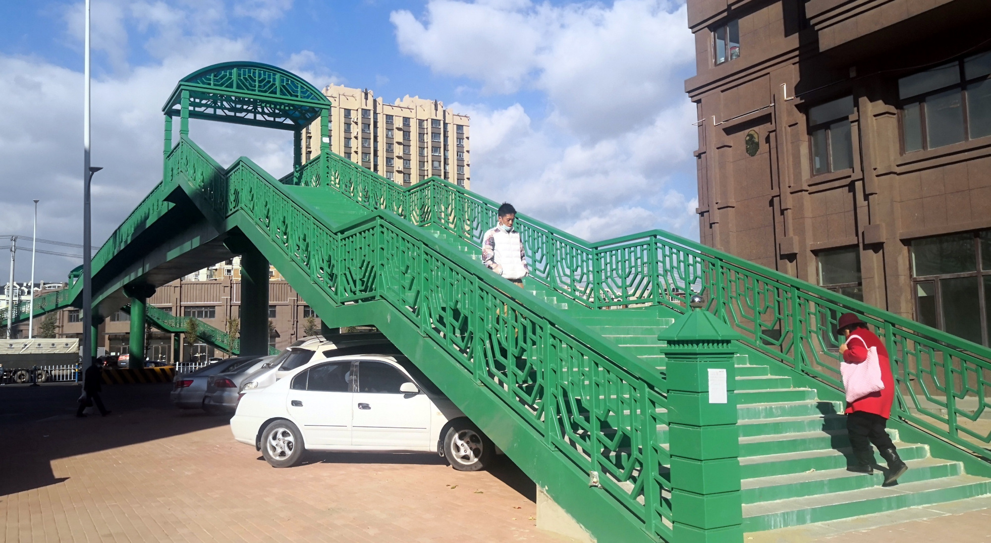 哈尔滨东直路大跨度过街天桥投用