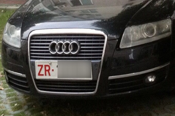 值得注意的是,消防车的新型车牌也采用了白底红字的样式.