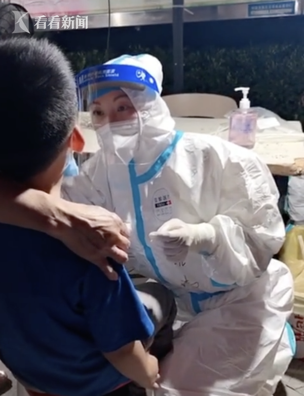 "担心仰头太高不舒服"!护士跪地为孩子们做核酸
