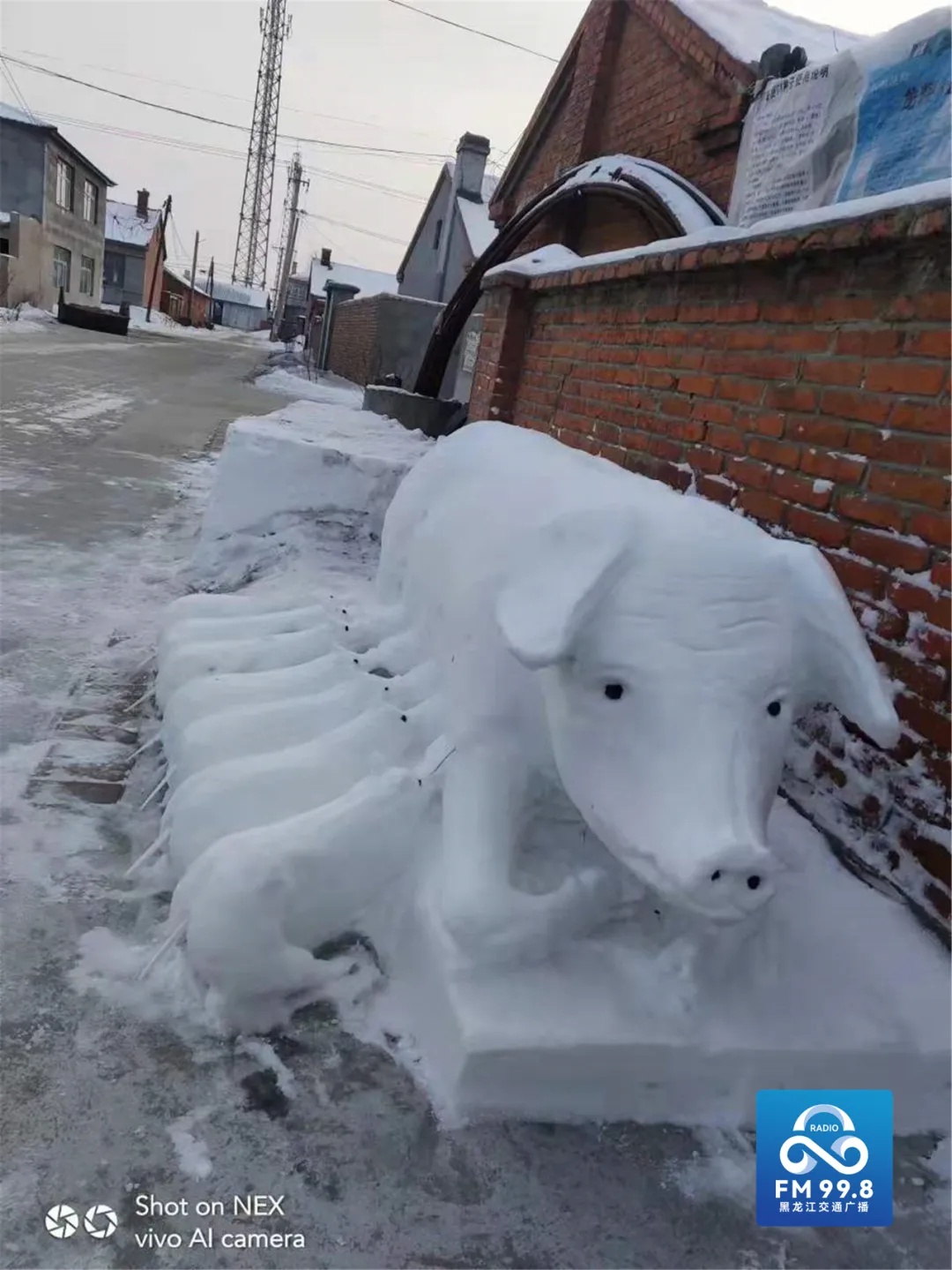 黑龙江老人五天做出和谐号,网友:雪雕很好看,雪国列车即时感