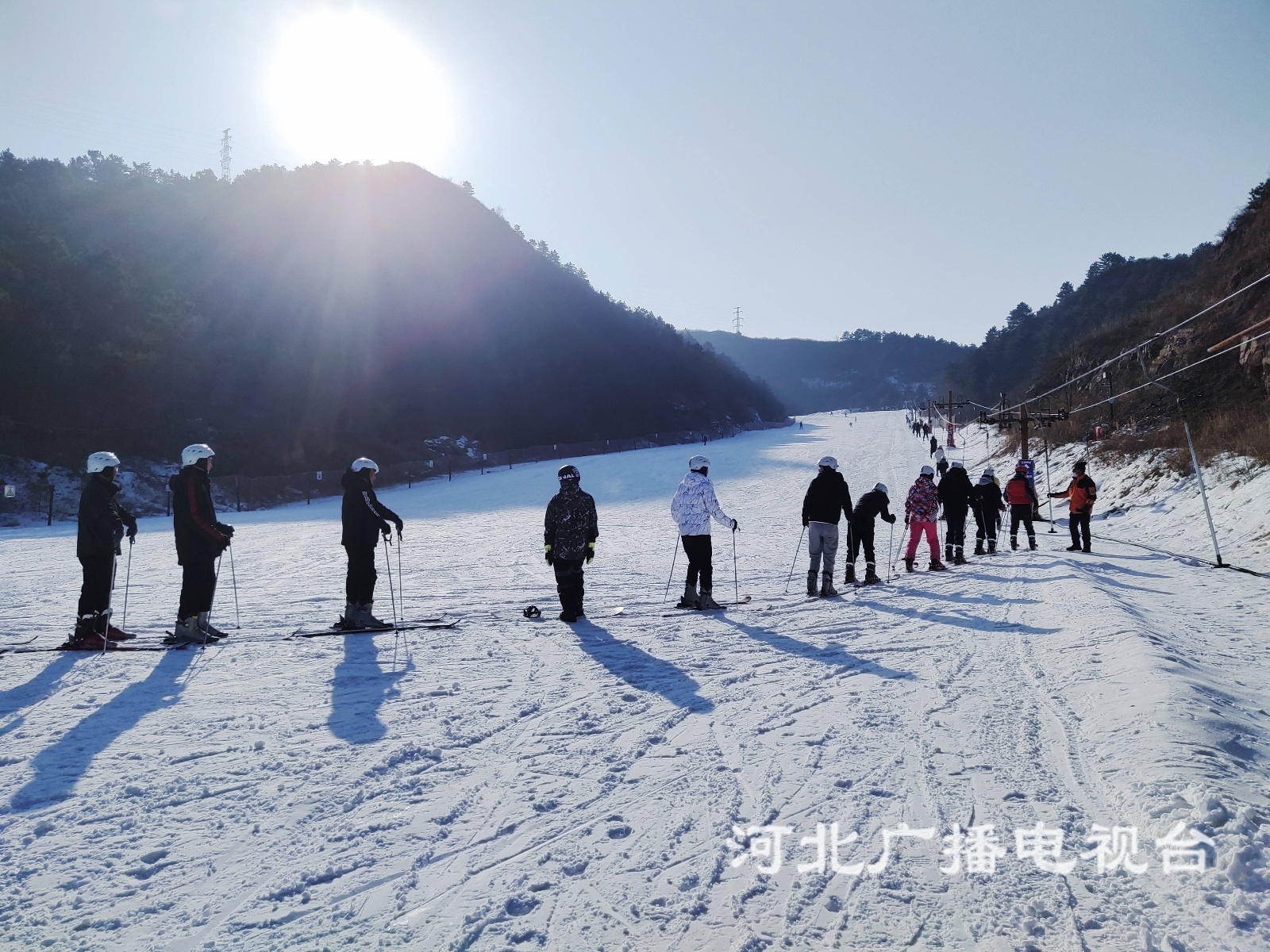 为迎接冬奥会,承德元宝山滑雪场学习滑雪人越来越多