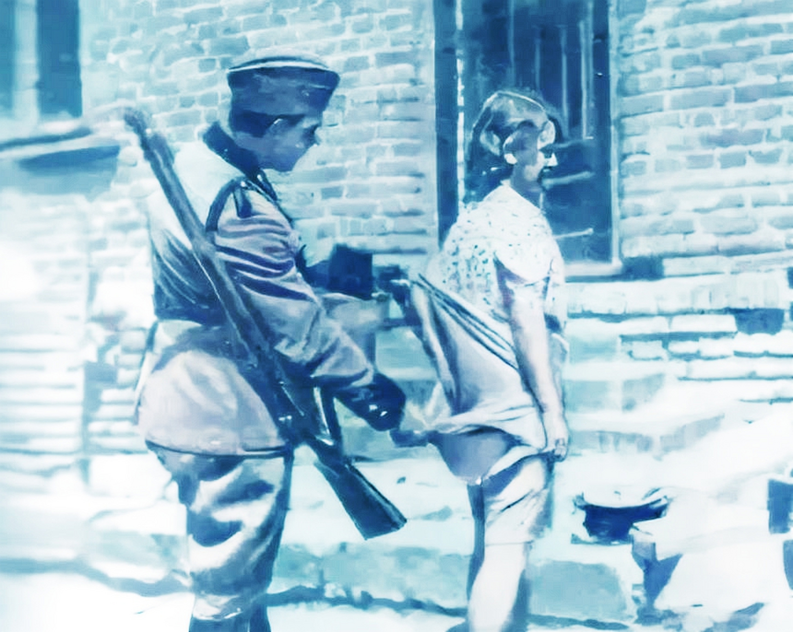 二战期间,德国纳粹士兵在大街上对犹太妇女进行"强制搜查".旧照片.