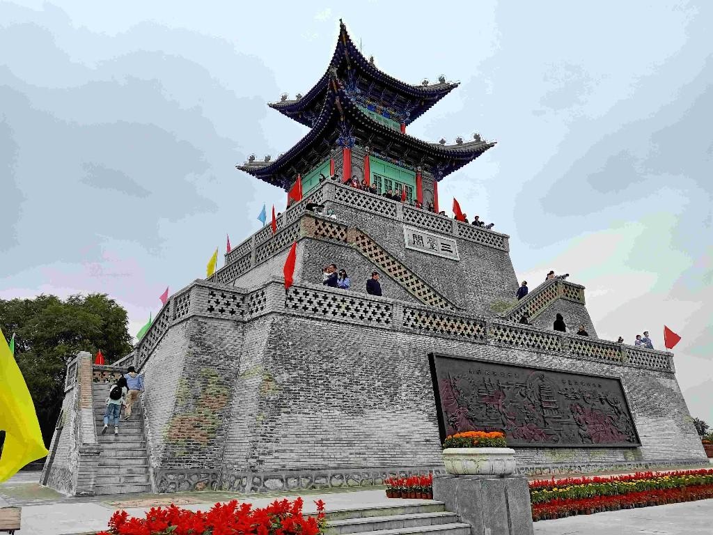 兰山公园三台阁修缮工程竣工首迎客