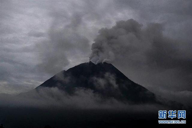 印尼錫納朋火山持續噴發