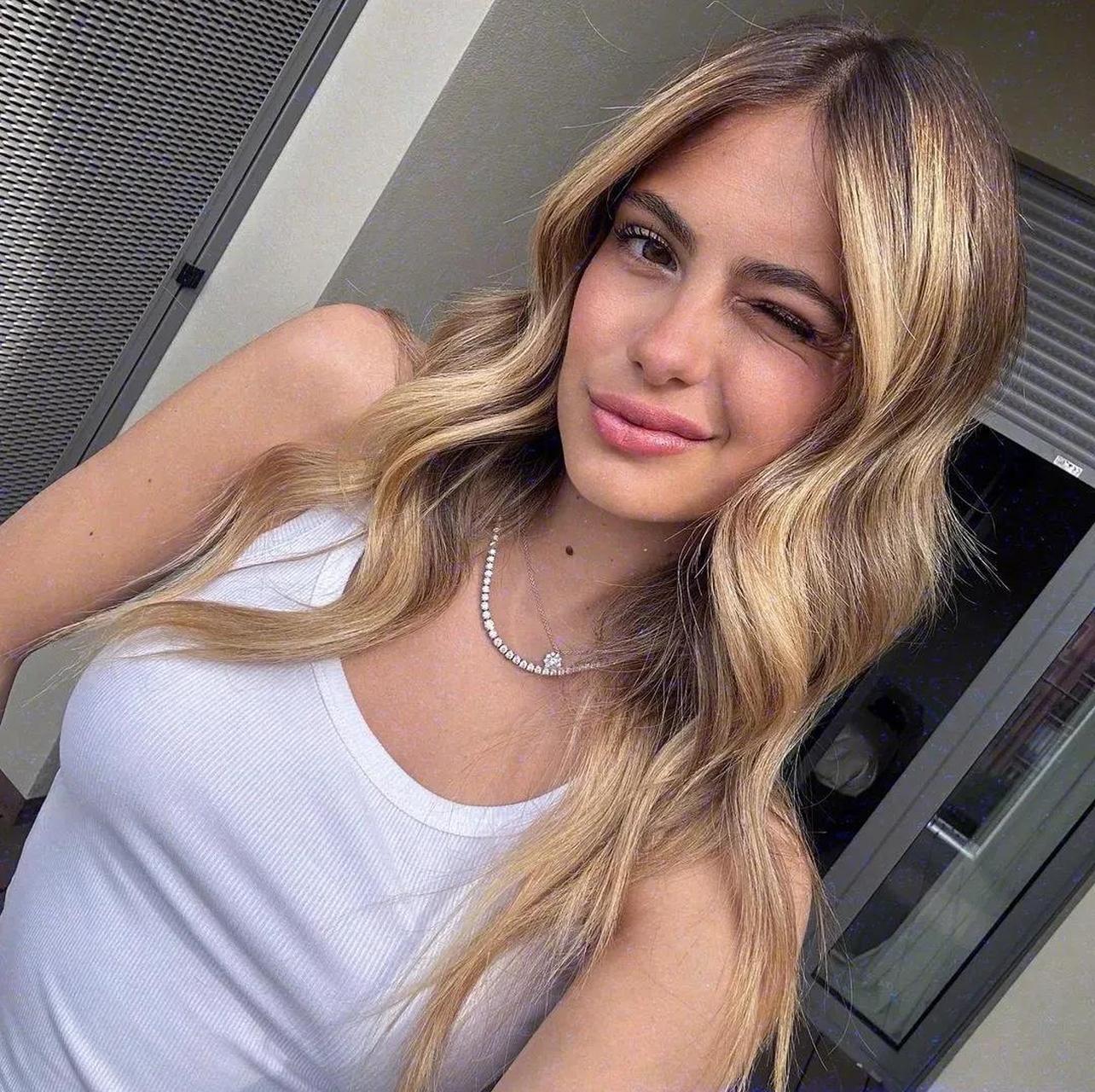 卡卡女友卡洛琳那vs托纳利女友茱莉亚,美颜动人的大pk!