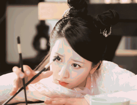 像雪花系列,小白花系列都是非常适合的风格,也可以选择淡粉色,淡蓝色