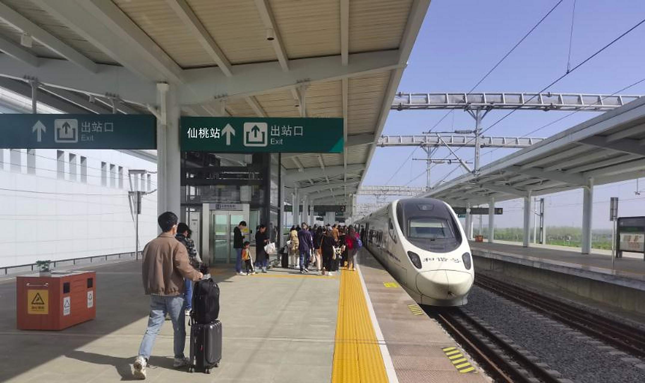 仙桃城铁站创日客流量新高  5月3日,仙桃城铁站到达人数6774人,发送
