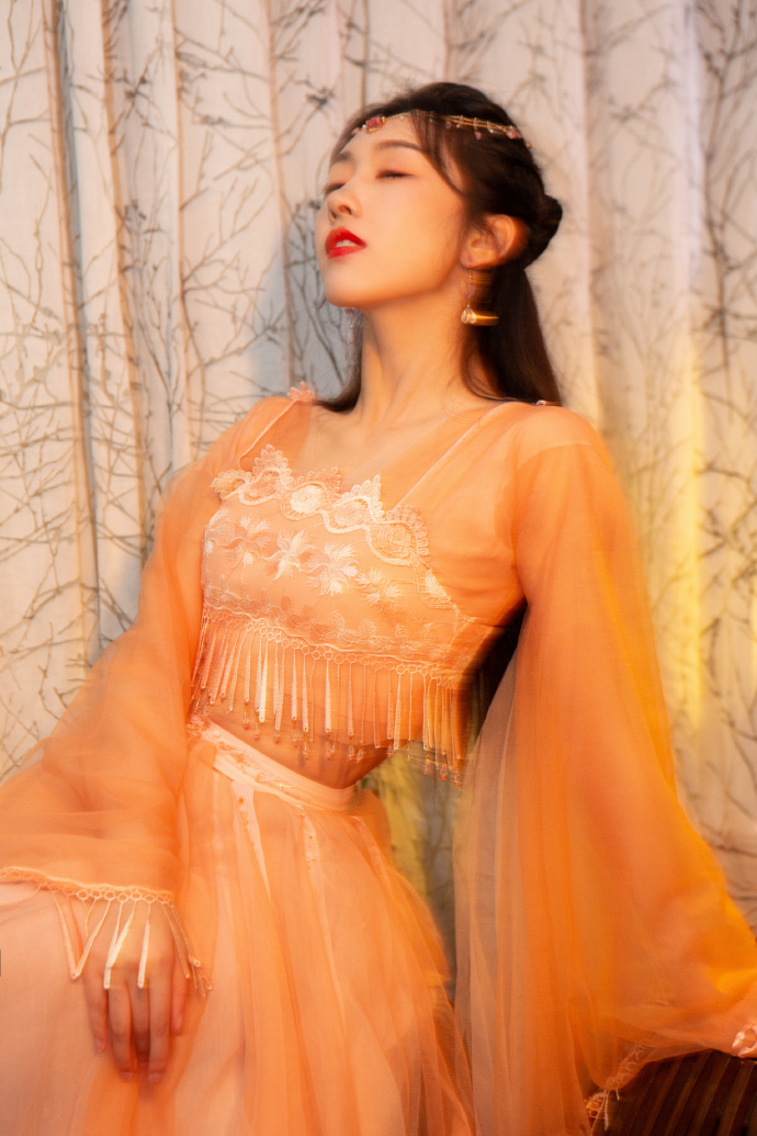 宣璐不愧是"最美师姐",再扮古装妩媚又性感,"小蛮腰"很抢眼