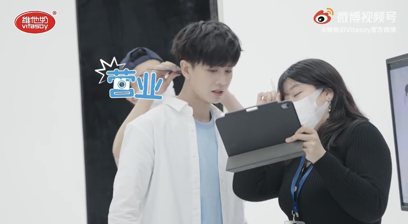 任嘉伦 x 维他奶拍摄花絮掉落 营业间隙的嘉伦哥哥有注重健康哦