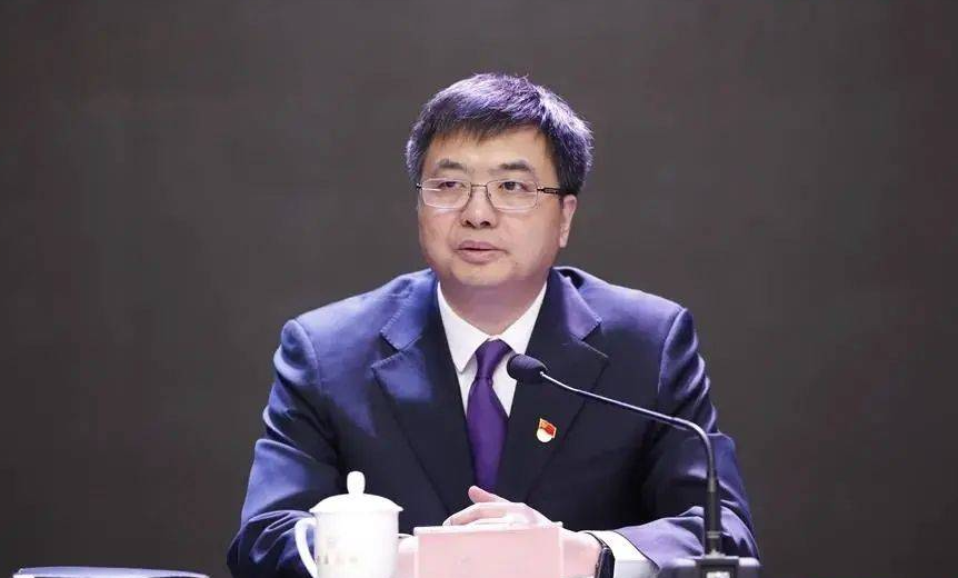 陈刚,现任青海省委书记,25岁拿下北大博士学位,履历丰富