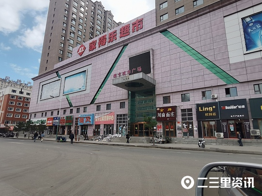 扶余德卡城市广场门口垃圾堆积 市民:影响扶余文明形象