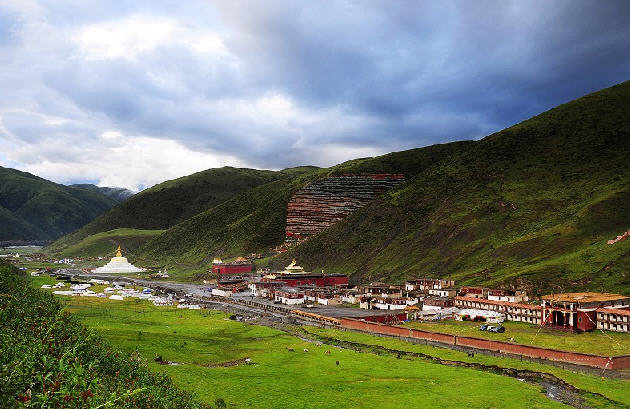 阿宗寺:弘传大圆满教法闻名遐迩的宁玛派寺院,是莲师的功德圣地
