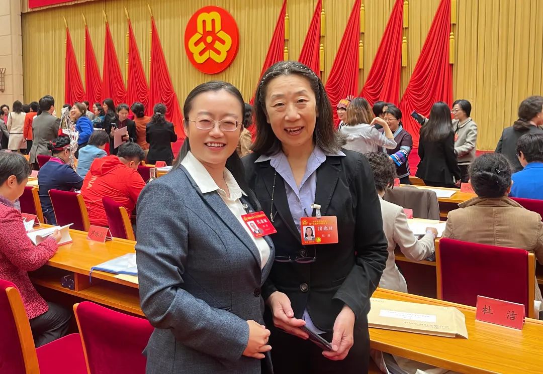 ""杜洁,你好!"两位同名代表同框了