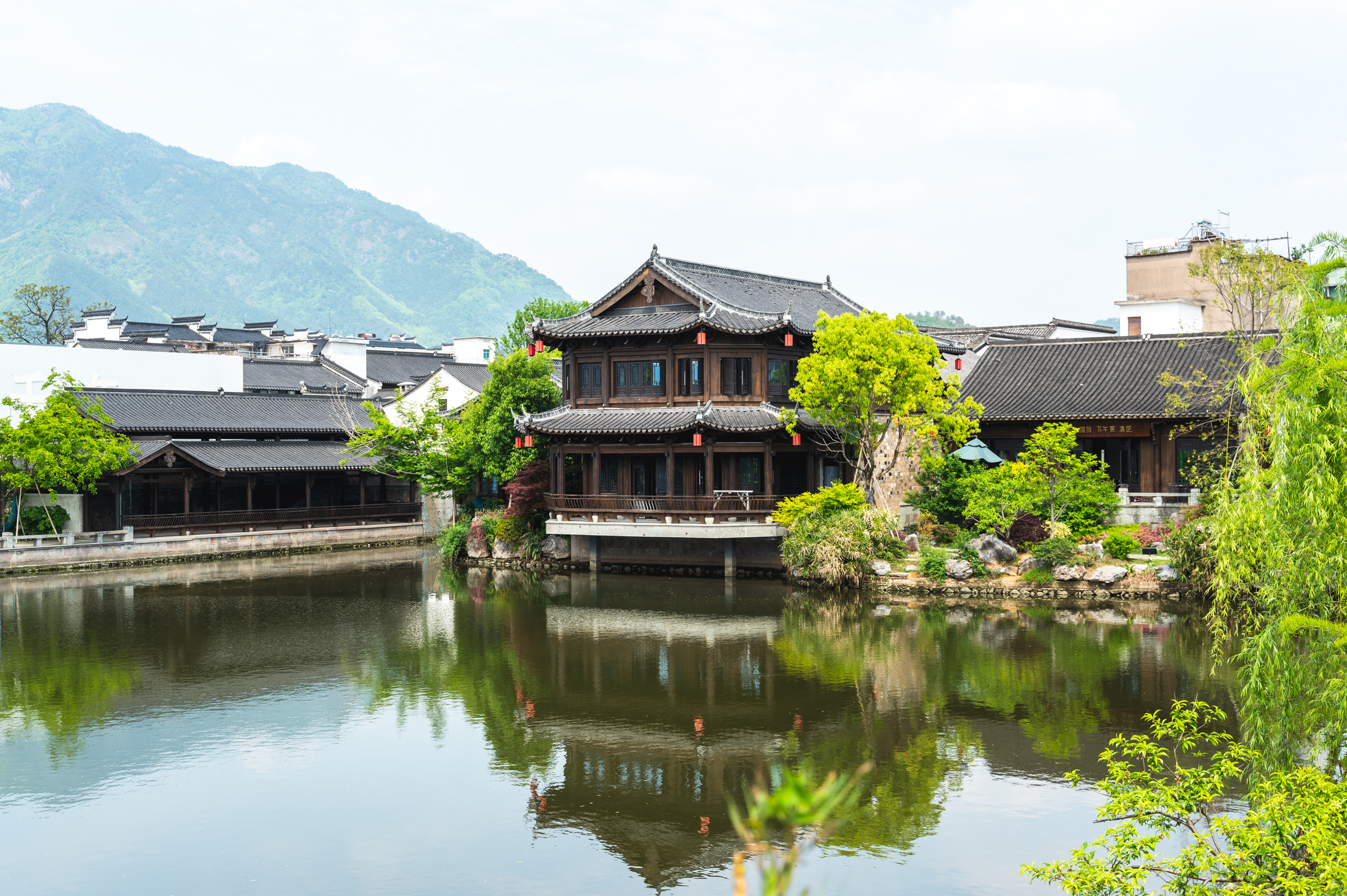 建德梅城镇网红民宿,散落在粉墙黛瓦里的露天泳池,景色超美