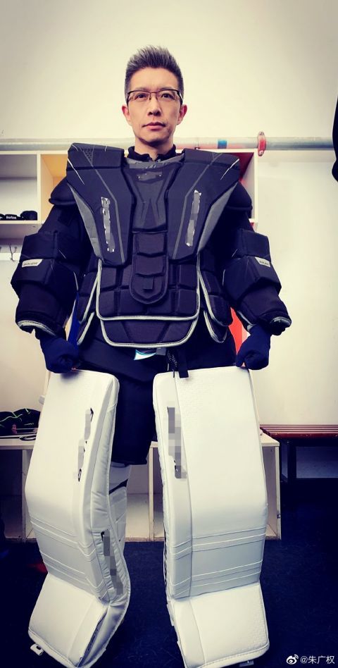 央视主持人朱广权穿冰球运动服 满身护具专业范十足